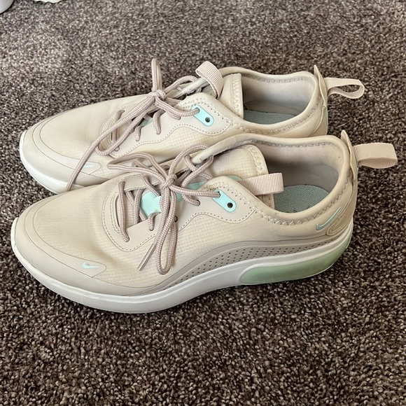 Nike air maxes - Picture 2 of 5